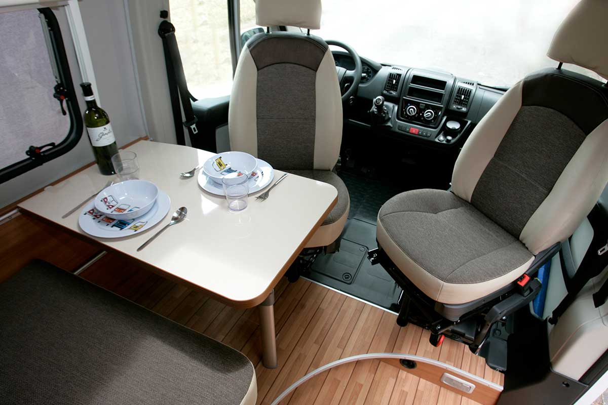 interior furgoneta maxi camper mesa